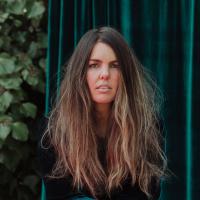 Award-winning Mel Parsons is back with spellbinding new track 'Carry On'